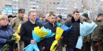 «Дякуємо, що живемо у вільній державі, а не під чоботом російського агресора», – Віктор Овчарук вшанував героїв, які загинули під час оборони Дебальцевого