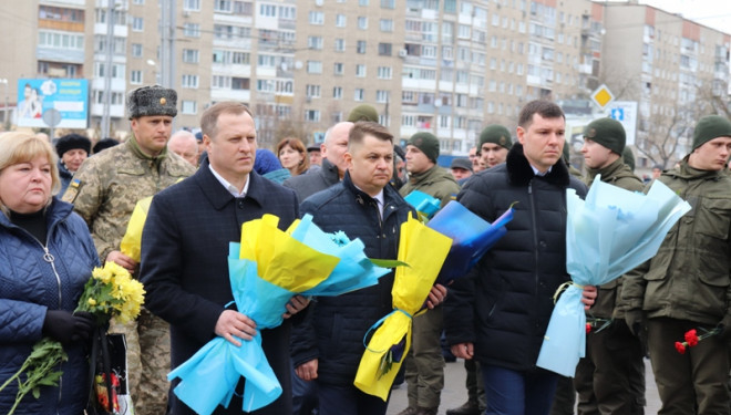 «Дякуємо, що живемо у вільній державі, а не під чоботом російського агресора», – Віктор Овчарук вшанував героїв, які загинули під час оборони Дебальцевого