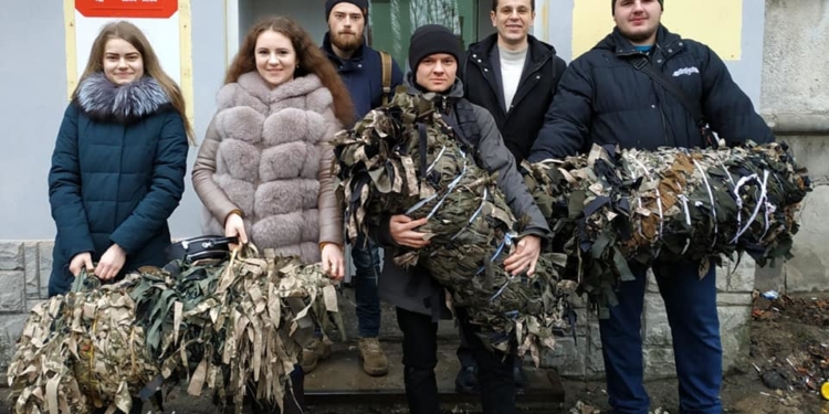 Тернопільські студенти виготовили та відправили маскувальні сітки для мотопіхотної бригади