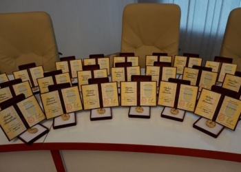 На Тернопільщині вручили почесні відзнаки «Мати-героїня» 28 жінкам