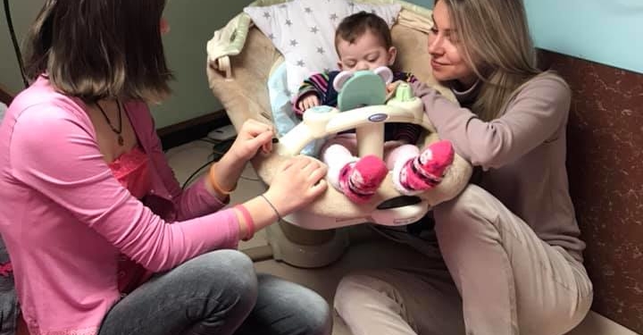 Чотирнадцятирічна мама з Тернопільщини, якій допомагає волонтерка, не вміє ні читати, ні писати