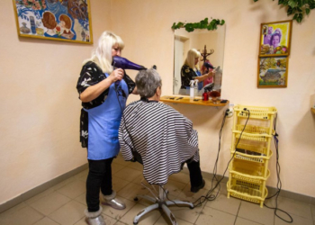 Доступні послуги: у Тернополі працює соціальна перукарня