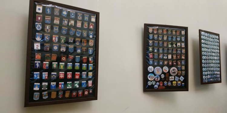 У Збаражі на Тернопільщині діє унікальна виставка значків і медалей рідного краю