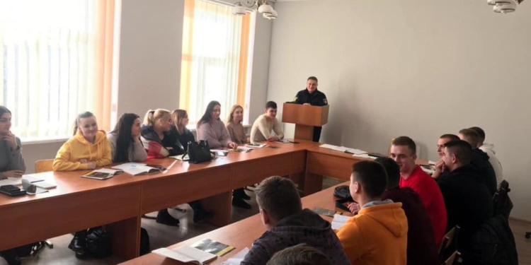 У Тернополі патрульні проводять інформаційно-профілактичні зустрічі із студентами