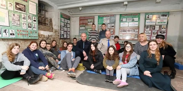 Добу в камерах колишнього слідчого ізолятора КДБ провели молоді люди з Тернополя