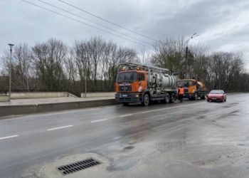 У районі дамби Тернопільського ставу проводять очистку дощеприймальних колодязів і труб