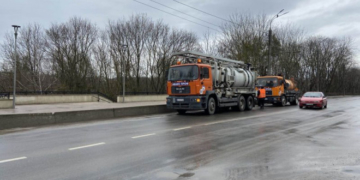 У районі дамби Тернопільського ставу проводять очистку дощеприймальних колодязів і труб