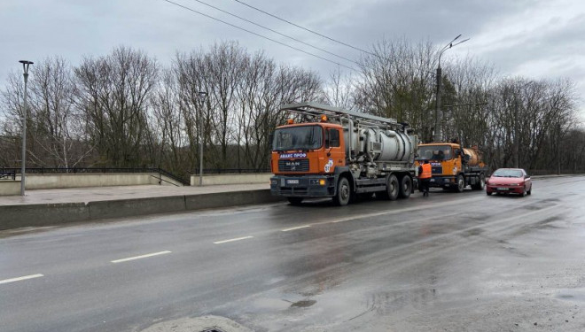 У районі дамби Тернопільського ставу проводять очистку дощеприймальних колодязів і труб