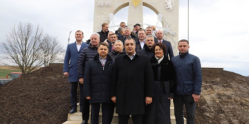 «На тяглості патріотичних поколінь будується та розвивається держава», – Віктор Овчарук під час відкриття меморіалу «Героям Вовчухівської офензиви»