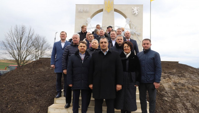 «На тяглості патріотичних поколінь будується та розвивається держава», – Віктор Овчарук під час відкриття меморіалу «Героям Вовчухівської офензиви»