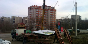 У Тернополі почали демонтовувати білборди