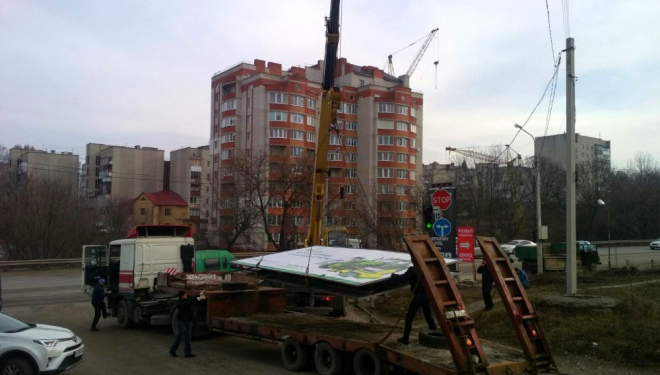 У Тернополі почали демонтовувати білборди