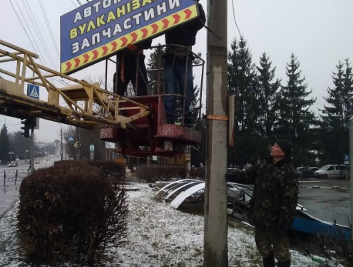 У Тернополі продовжують очищати електроопори