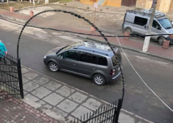 “Король паркування”: на Тернопіллі водій залишив авто просто посеред дороги, а сам пішов у справах (Фото)