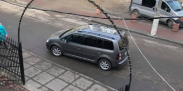 “Король паркування”: на Тернопіллі водій залишив авто просто посеред дороги, а сам пішов у справах (Фото)