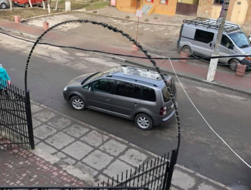 “Король паркування”: на Тернопіллі водій залишив авто просто посеред дороги, а сам пішов у справах (Фото)