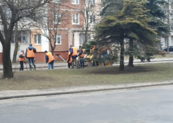 Чисті дороги: у Тернополі тривають роботи по прибиранню вуличного змету