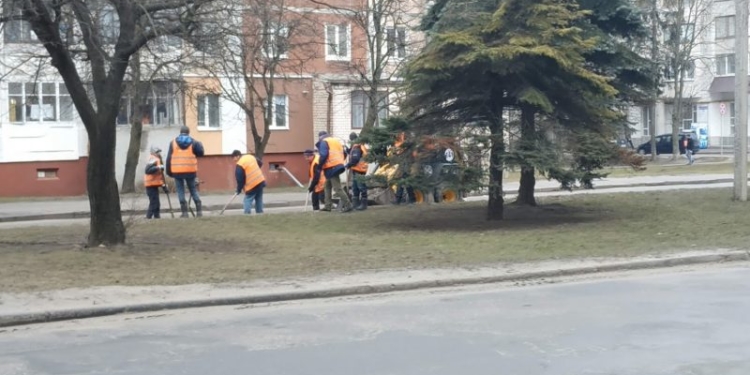 Чисті дороги: у Тернополі тривають роботи по прибиранню вуличного змету