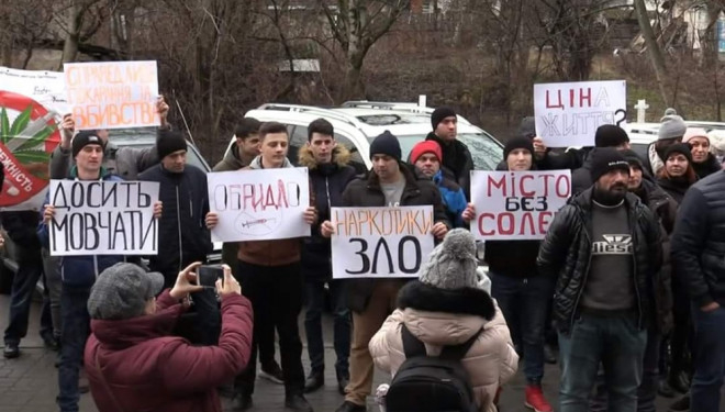 У Тернополі пройшов мирний мітинг проти звільнення наркоторгівців під заставу