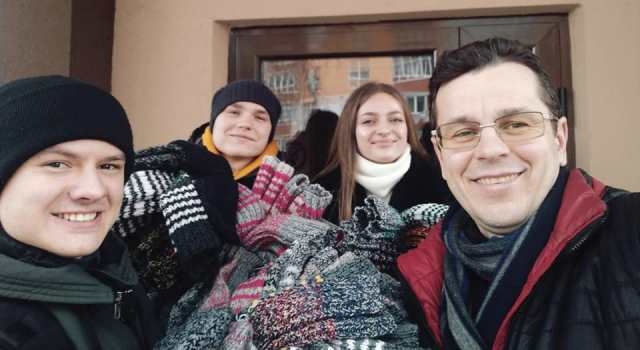 Добрі серця зігріють у зимку: студенти Тернопільського вишу передали на Схід партію теплих в’язаних шкарпеток