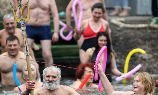 Вперше у Тернополі в зимовий період здійснили заплив на серфінг-дошках та сноутюбах