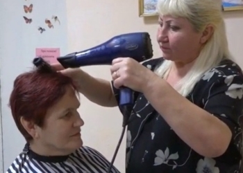 Безкштовні послуги: у Тернополі запрацювала соціальна перукарня