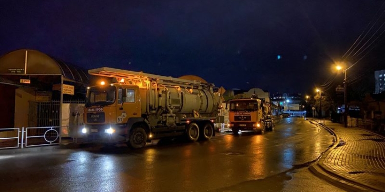 У Тернополі продовжують проводити очистку колодязів та труб