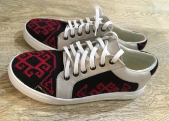 Мешканка Тернопільщини виготовляє та продає взуття з автентичною борщівською вишивкою