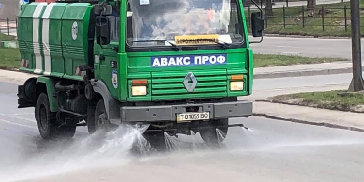 У Тернополі без вихідних дезінфікують дороги та зупинки