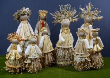 Тернополянка сама вирощує рослини для своїх ляльок із соломи