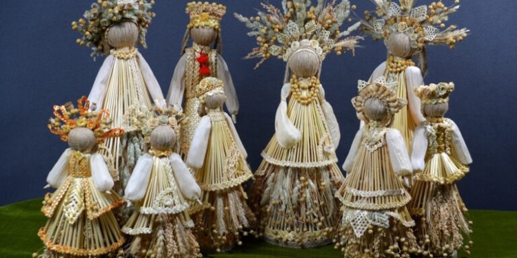 Тернополянка сама вирощує рослини для своїх ляльок із соломи