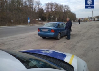 Контроль за дорогами: у Тернополі патрульні зупинили автомобіль з підробленими документами