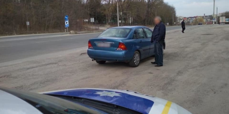 Контроль за дорогами: у Тернополі патрульні зупинили автомобіль з підробленими документами