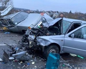 У Тернопільській області зіткнулися автомобілі ЗАЗ-110307 і Volkswagen Vento, постраждали п’ятеро осіб