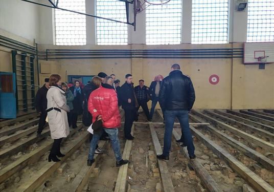 На Тернопільщині поліція розслідує справу про неякісний ремонт спортзалу у школі