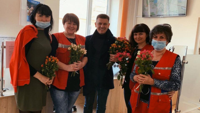 Тернопільський депутат та бізнесмен дарував квіти медикам