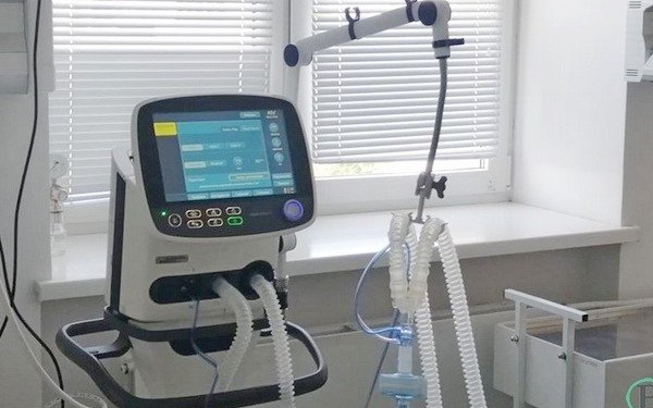 Час благодійності: Тернопільській лікарні швидкої допомоги передали два апарати штучної вентиляції легень