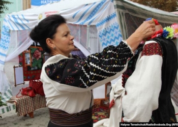 Існують різні легенди походження відомої на увесь світ сорочки з Тернопільщини