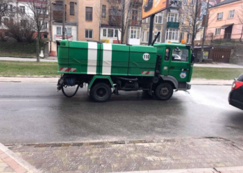 У Тернополі продовжують дезінфекцію доріг