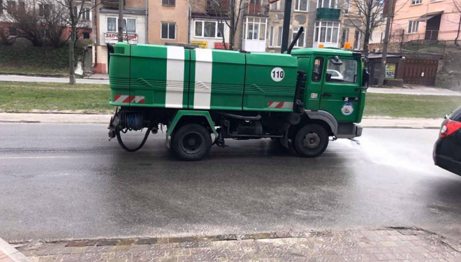 У Тернополі продовжують дезінфекцію доріг