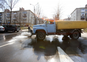 Місто на карантині: у Тернополі щоденно дезінфікують перехрестя, зупинки громадського транспорту, під’їзди будинків та дитячі майданчики