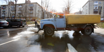 Місто на карантині: у Тернополі щоденно дезінфікують перехрестя, зупинки громадського транспорту, під’їзди будинків та дитячі майданчики
