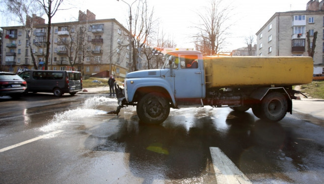 Місто на карантині: у Тернополі щоденно дезінфікують перехрестя, зупинки громадського транспорту, під’їзди будинків та дитячі майданчики