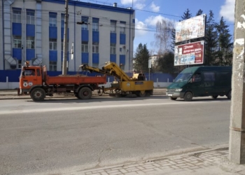 У Тернополі тривають роботи по прибиранню зметів та залишків протиожеледних матеріалів