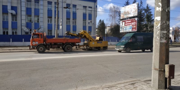 У Тернополі тривають роботи по прибиранню зметів та залишків протиожеледних матеріалів