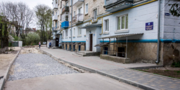 Тривають роботи з капітального ремонту прибудинкових територій Тернополя