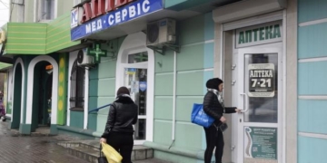 Коронавірусу немає, але захисні маски з аптек Тернополя вже зникли