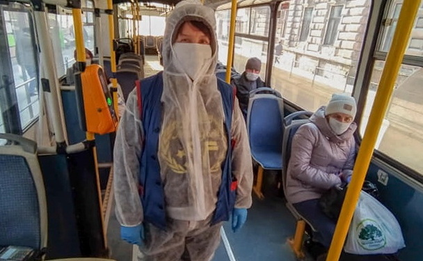 Безпека кондукторів: у тернопільському транспорті працівники працюють в спецкостюмах