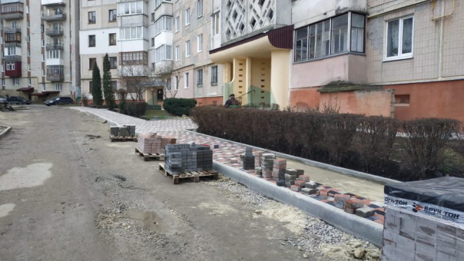 У Тернополі тривають капітальні ремонти дворів