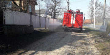 На Тернопільщині рятувальники здійснюють санітарну обробку населених пунктів, де проживали хворі на коронавірус